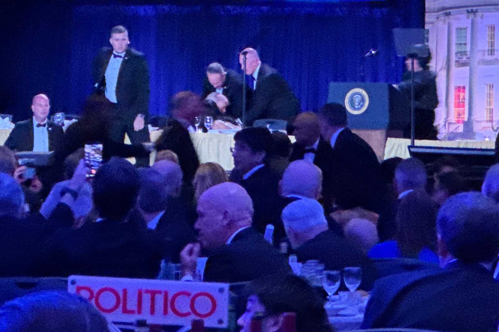Evacúan a Trump de cena de corresponsales tras disparos; tirador fue detenido