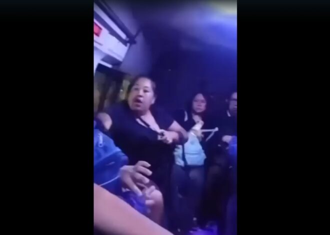 ¡Se desgreñan en plena Urvan! Captan pelea entre pasajeras