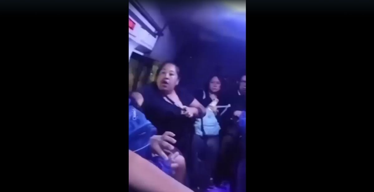 ¡Se desgreñan en plena Urvan! Captan pelea entre pasajeras