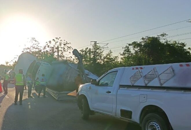 Cierre total en la autopista Mérida–Cancún por volcadura de camión con explosivos