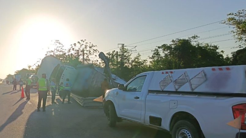 Cierre total en la autopista Mérida–Cancún por volcadura de camión con explosivos