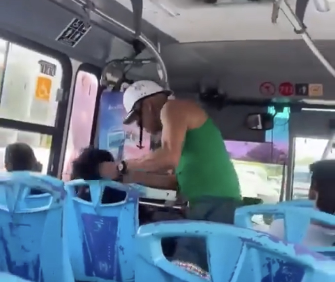 Sube sujeto a camión de transporte público y agrede a una mujer en el centro de Cancún