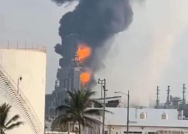 VIDEO: Se registra incendio en la refinería de Dos Bocas