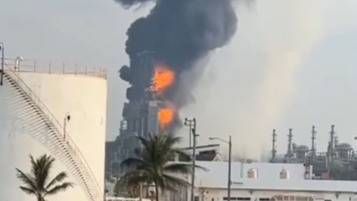 VIDEO: Se registra incendio en la refinería de Dos Bocas