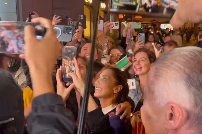 ¡Entre abrazos y aplausos! Así fue la llegada de Claudia Sheinbaum a España