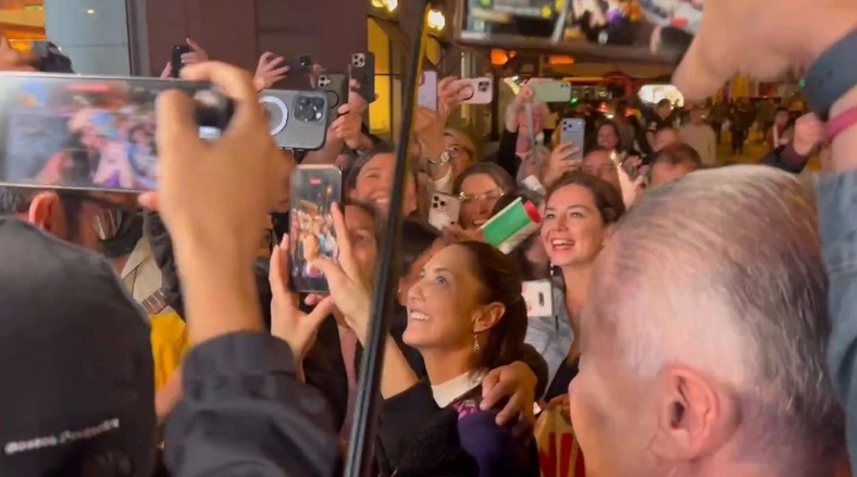 ¡Entre abrazos y aplausos! Así fue la llegada de Claudia Sheinbaum a España