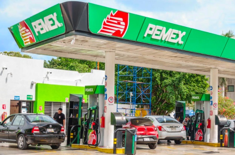 Gobierno y empresas acuerdan mantener precios estables en gasolina y diésel en México.