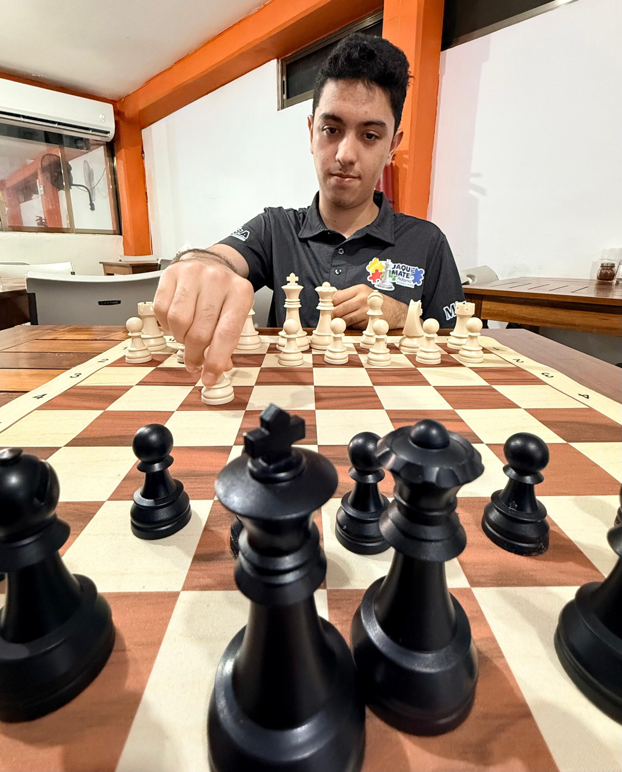 TALENTO QUINTANARROENSE, DA JAQUE MATE AL AUTISMO