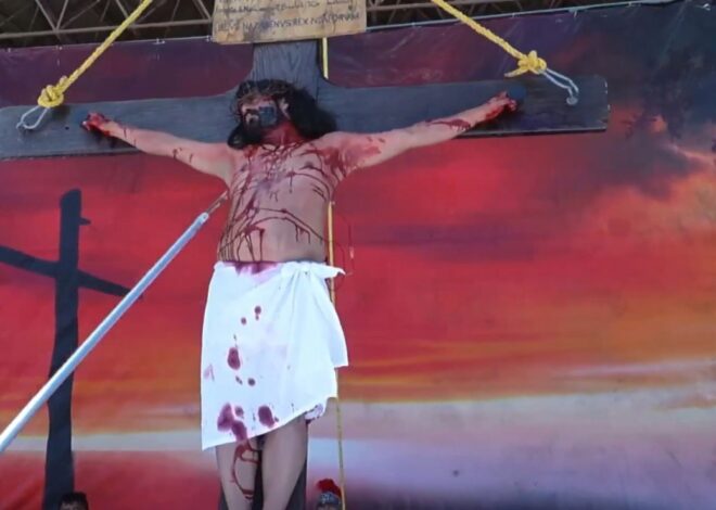 Ni el mal clima apagó la fe: así se vivió el Viacrucis el Parque de las Palapas Cancún