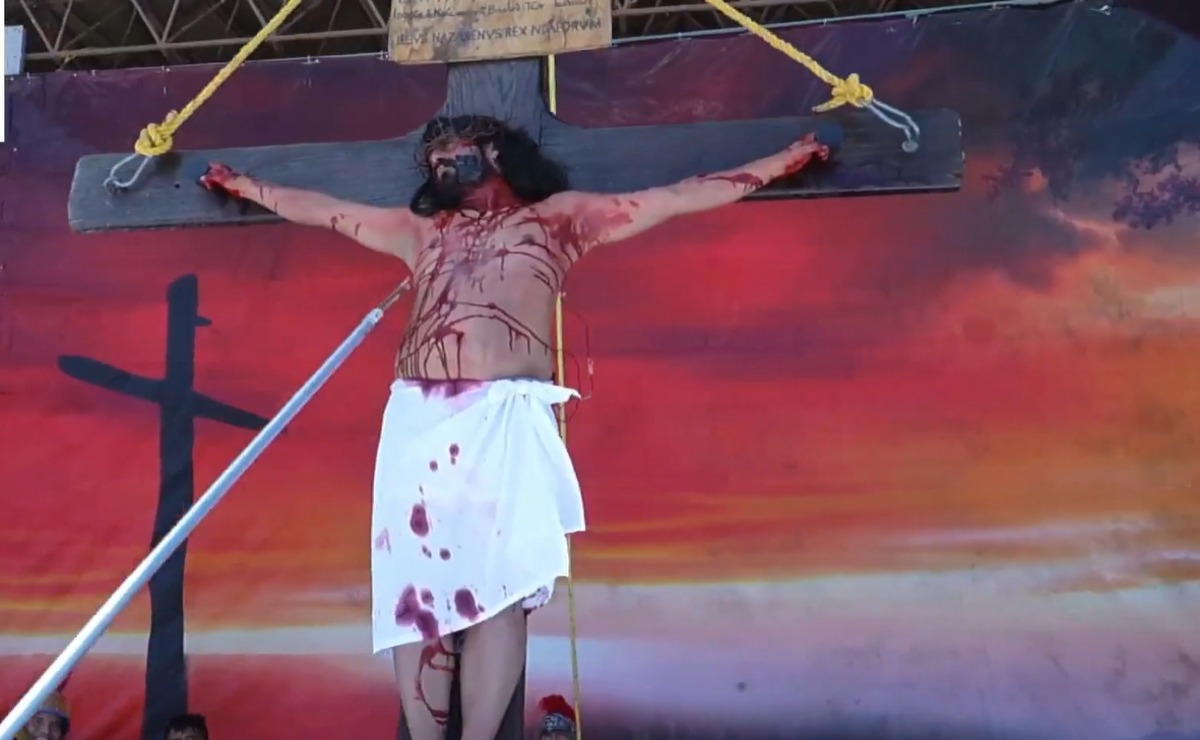 Ni el mal clima apagó la fe: así se vivió el Viacrucis el Parque de las Palapas Cancún