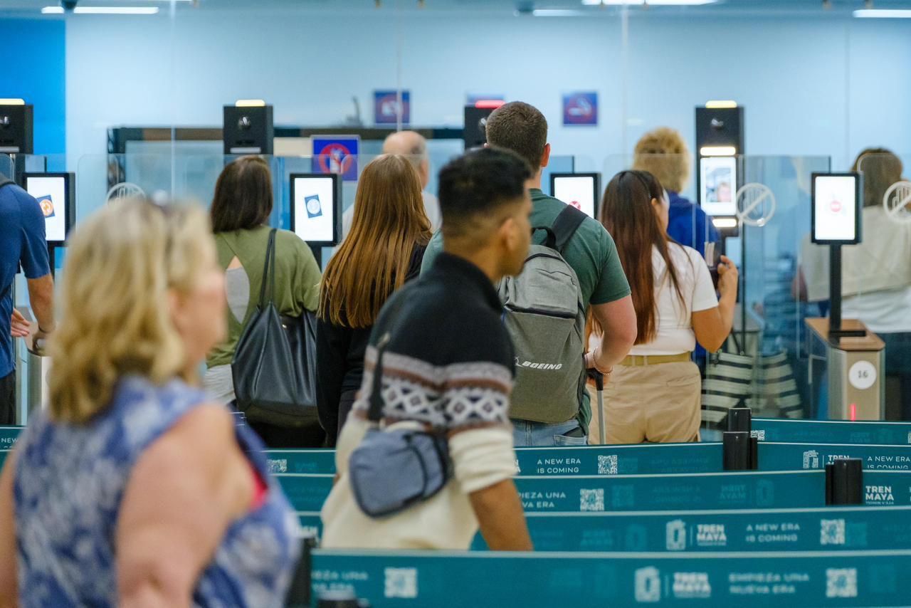 Cancún moderniza control migratorio para el turismo con 40 e-gates