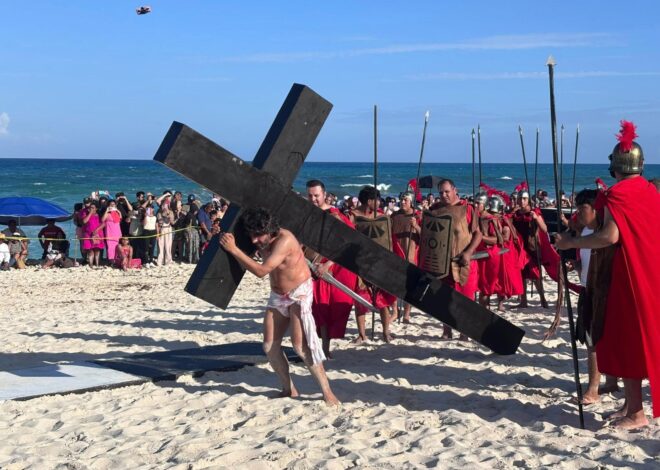 Exitosa representación del XV Viacrucis viviente reúne a 5 mil personas en Playa Delfines de Cancún