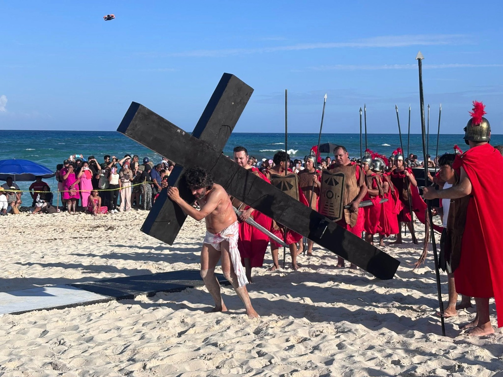 Exitosa representación del XV Viacrucis viviente reúne a 5 mil personas en Playa Delfines de Cancún