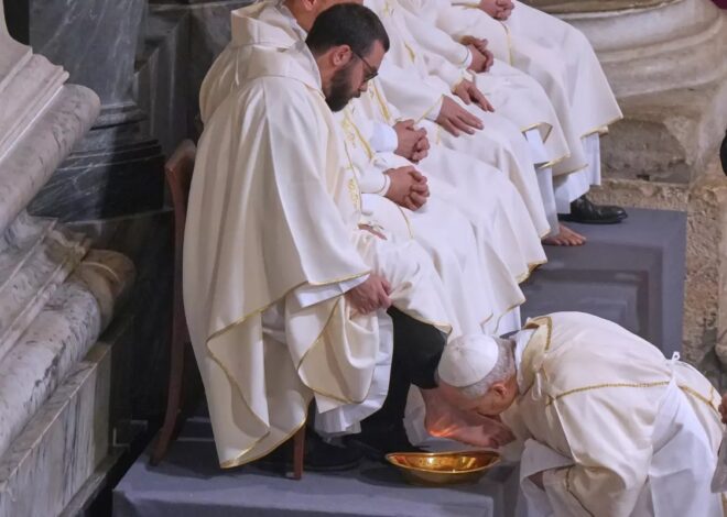 León XIV encabeza el lavatorio de pies durante el Viernes Santo