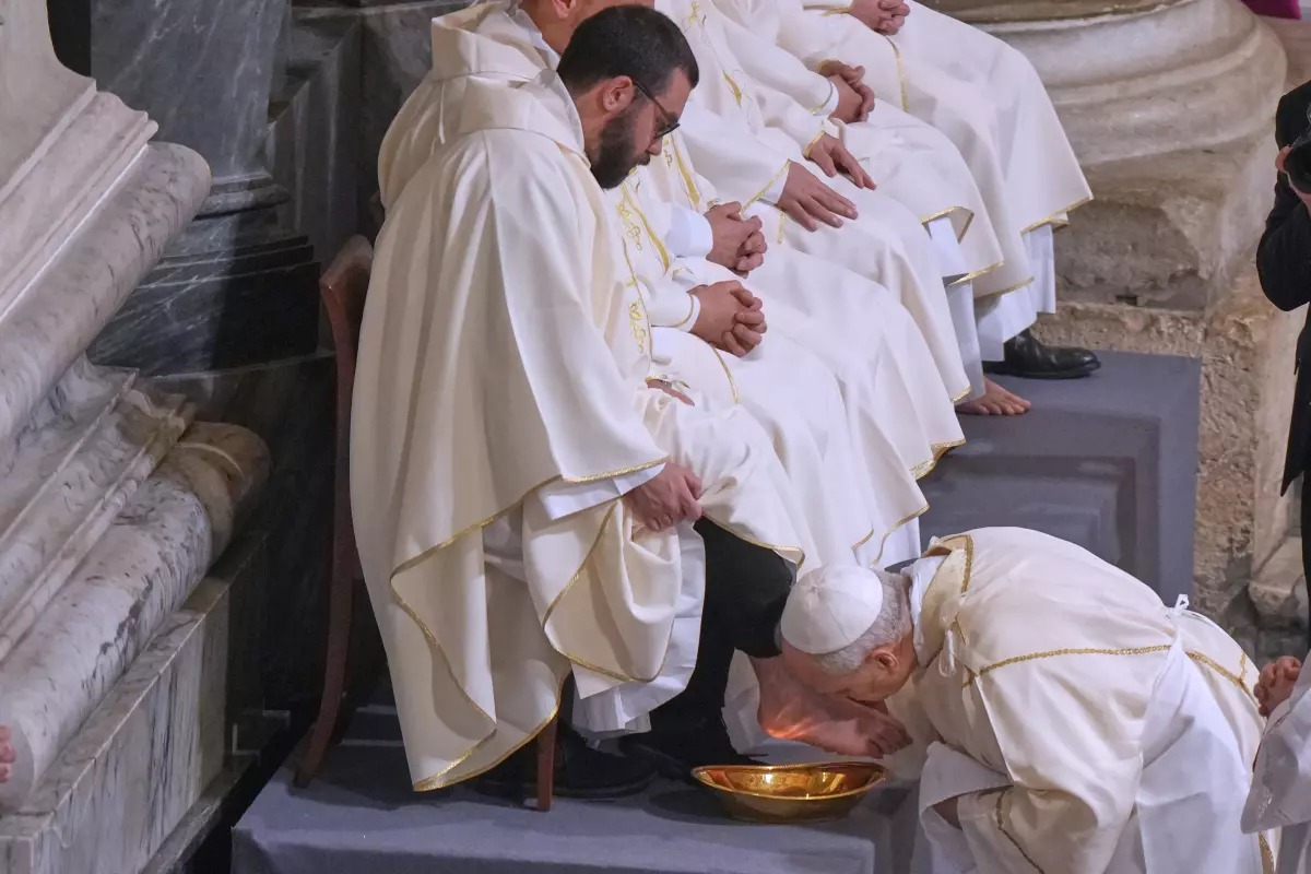León XIV encabeza el lavatorio de pies durante el Viernes Santo