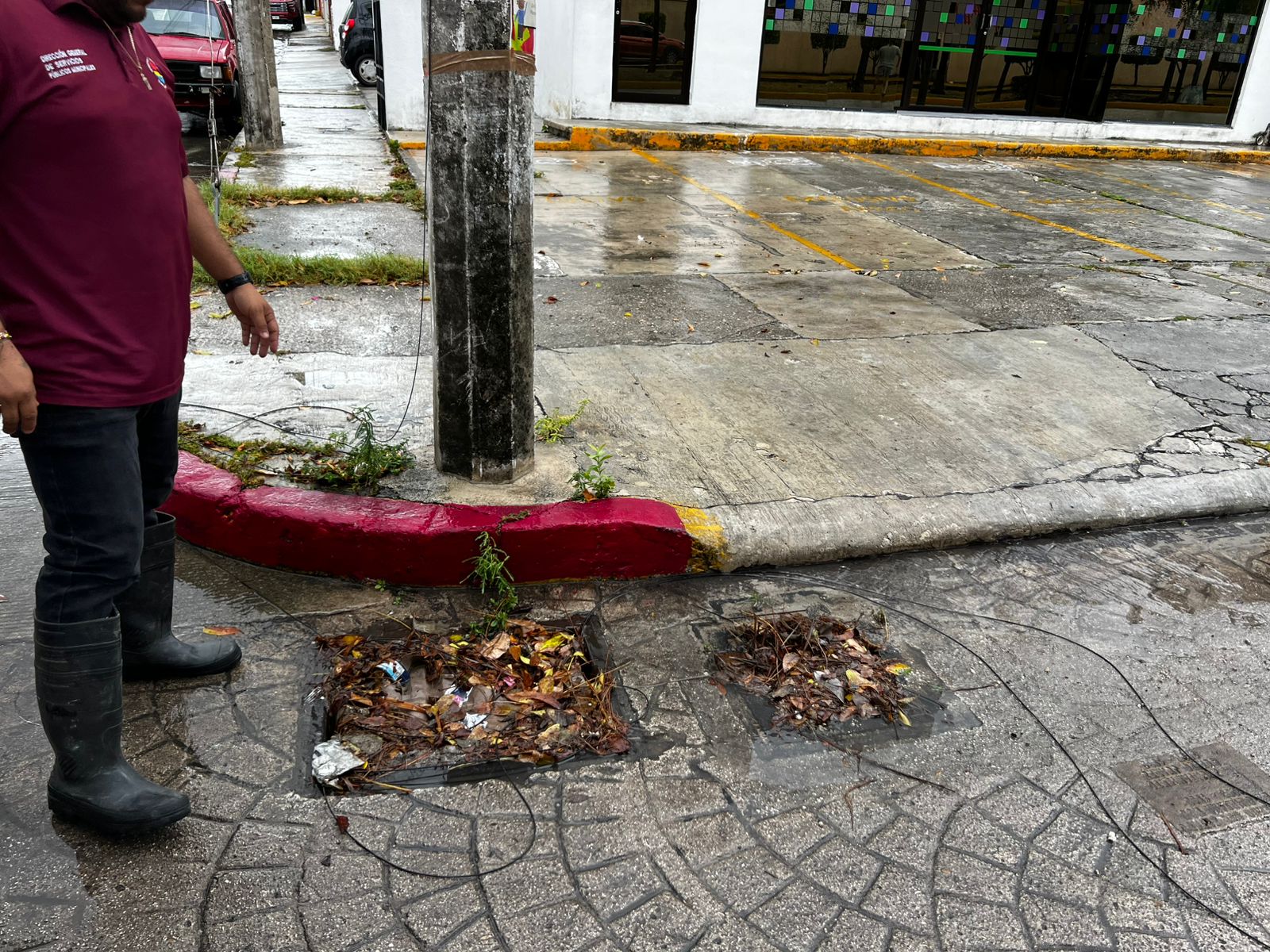 Basura provoca que coladeras se tapen y provoquen calles inundadas