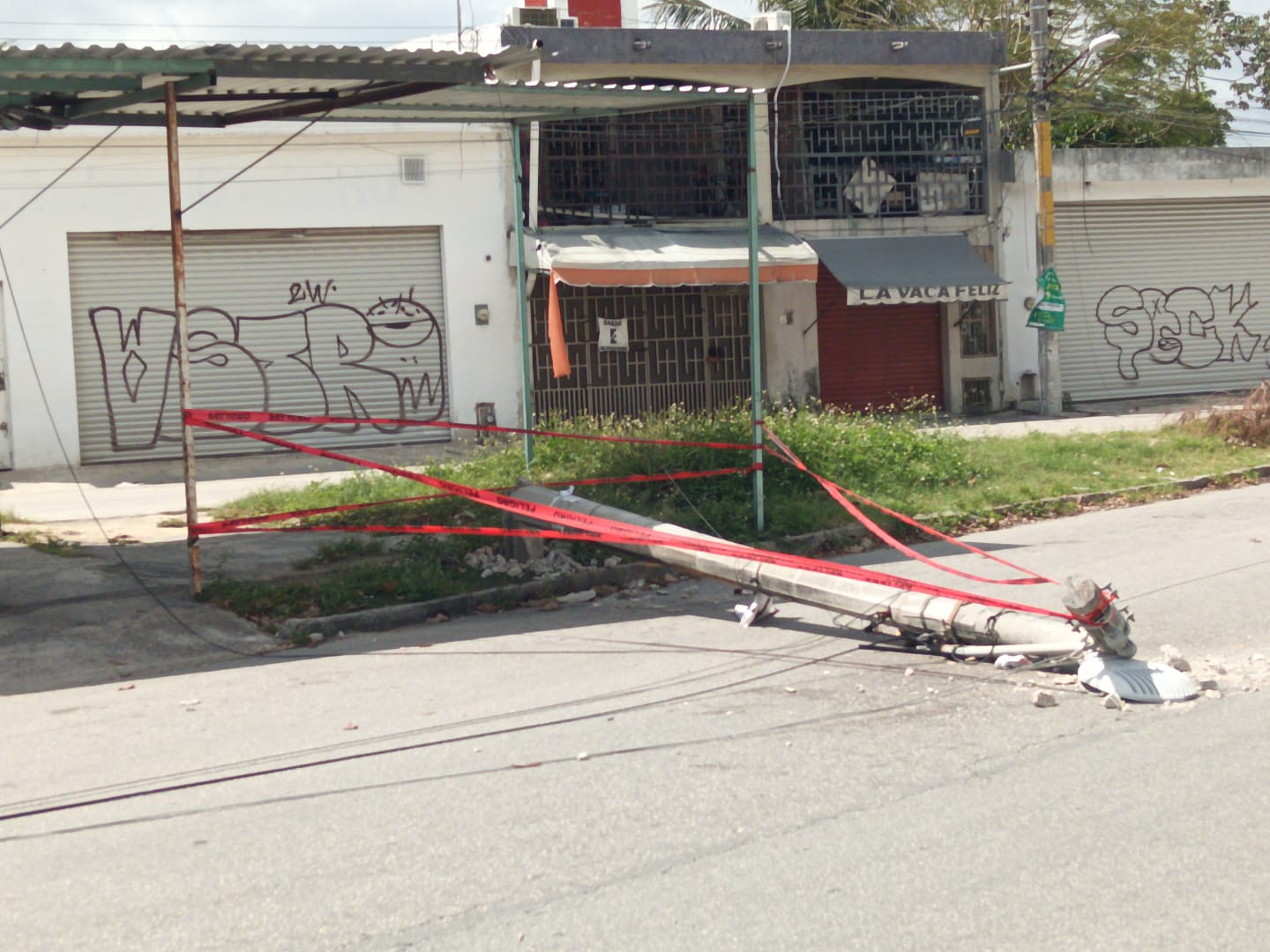 Vecinos De La SM 98 Reportan Poste Caído En Avenida Chichén Itzá