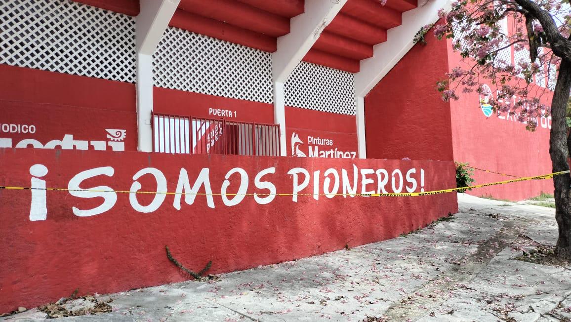 Entrenan Pioneros junto a la basura en Cancún