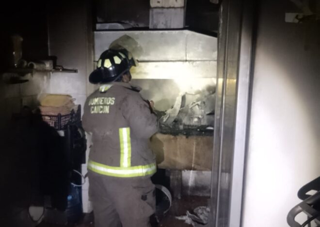 Atienden Bomberos incendio en pollería de Villas Otoch Paraíso; no se reportan lesionados