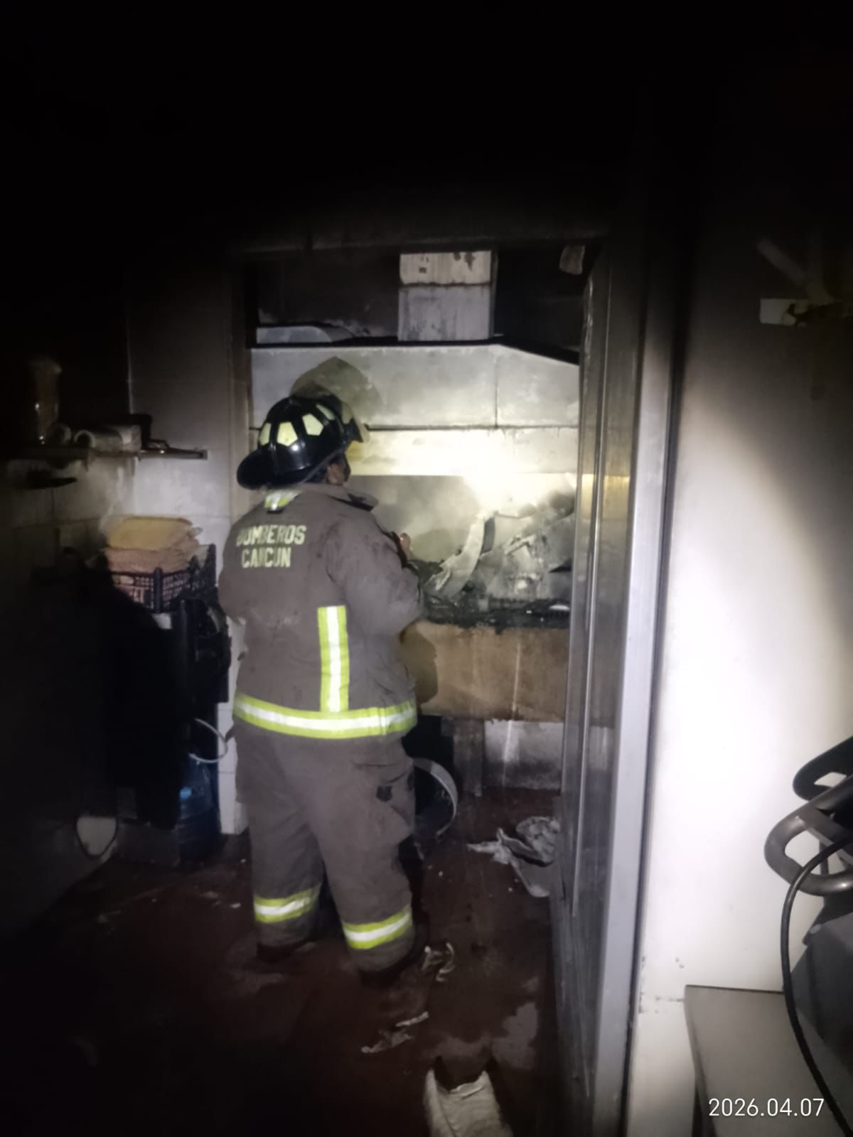 Atienden Bomberos incendio en pollería de Villas Otoch Paraíso; no se reportan lesionados