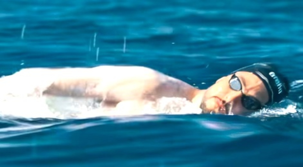 David Olvera impone récord de nado en mar abierto en el Caribe Mexicano