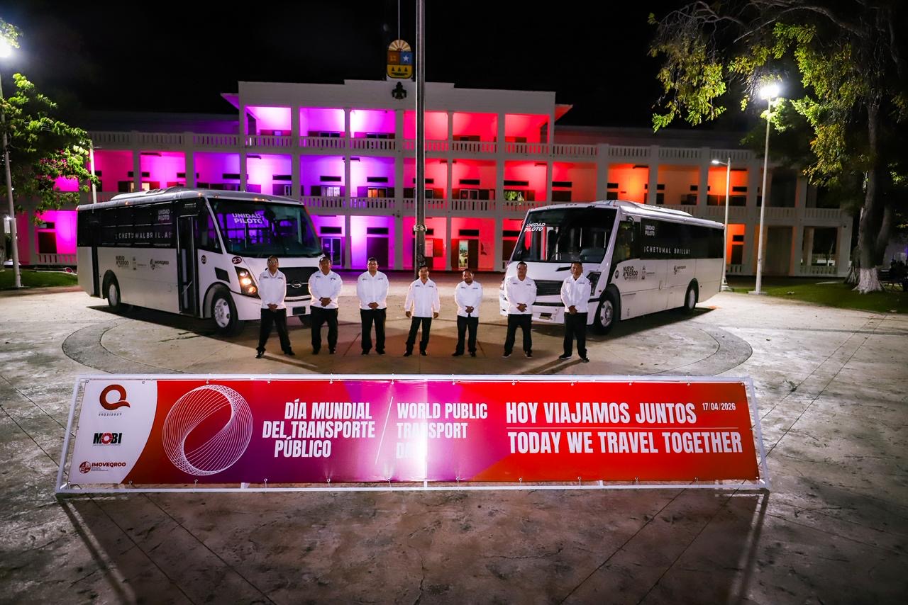 Se suma Quintana Roo al primer Día Mundial del Transporte Público: iluminan Palacio de Gobierno y el Obelisco en la Explanada de la Bandera de Chetumal
