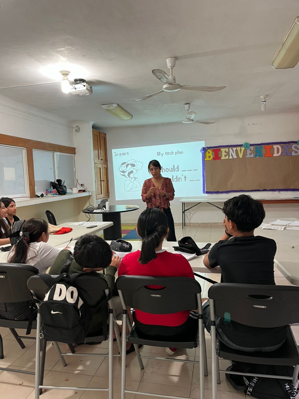 Llevan cursos de orientación a niños y jóvenes