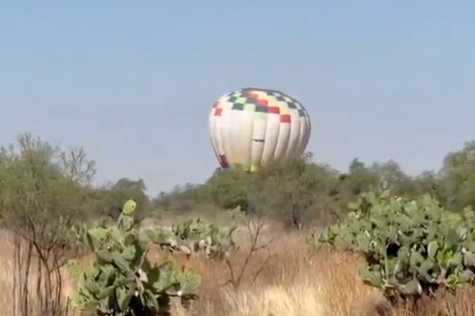 Globo aerostático aterriza de emergencia en Pirámides de Teotihuacán | VIDEO
