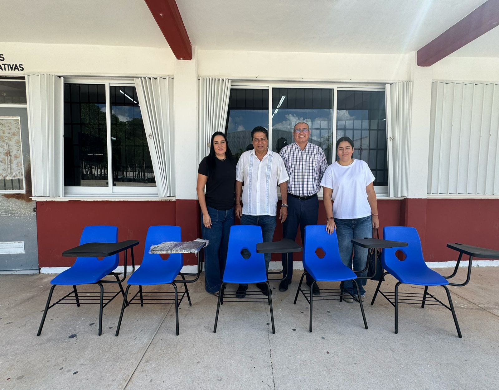 Donan sillas escolares para alumnos zurdos en la escuela “Luz María Zavaleta”