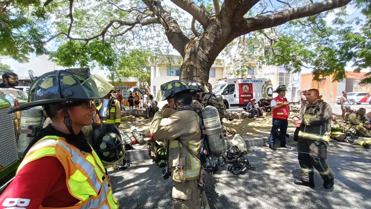 Atienden cuerpos de emergencia incendio en bodega en Sm 89