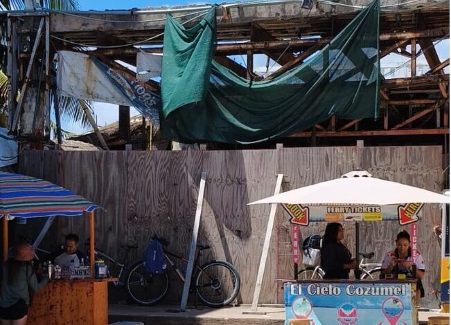 Clausuran y demuelen antiguo local de Señor Frog’s en Playa del Carmen por riesgo estructural