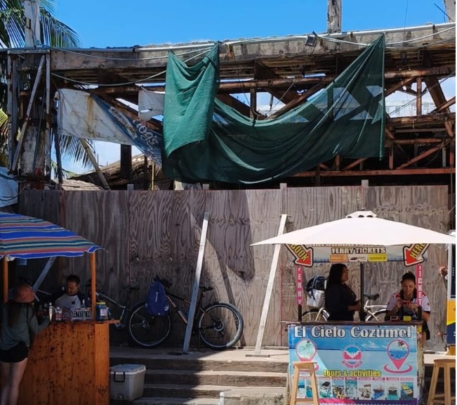 Clausuran y demuelen antiguo local de Señor Frog’s en Playa del Carmen por riesgo estructural