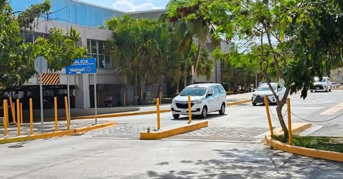 Retira Walmart plumas de cobro en estacionamiento del centro de Playa del Carmen