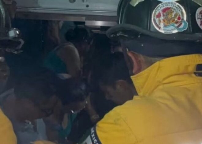 Rescatan a cuatro personas atrapadas en elevador de edificio en Playa del Carmen