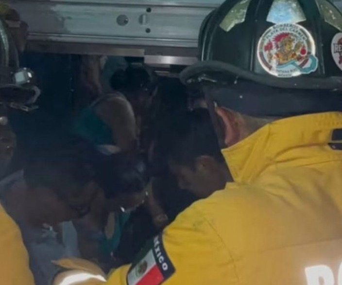 Rescatan a cuatro personas atrapadas en elevador de edificio en Playa del Carmen