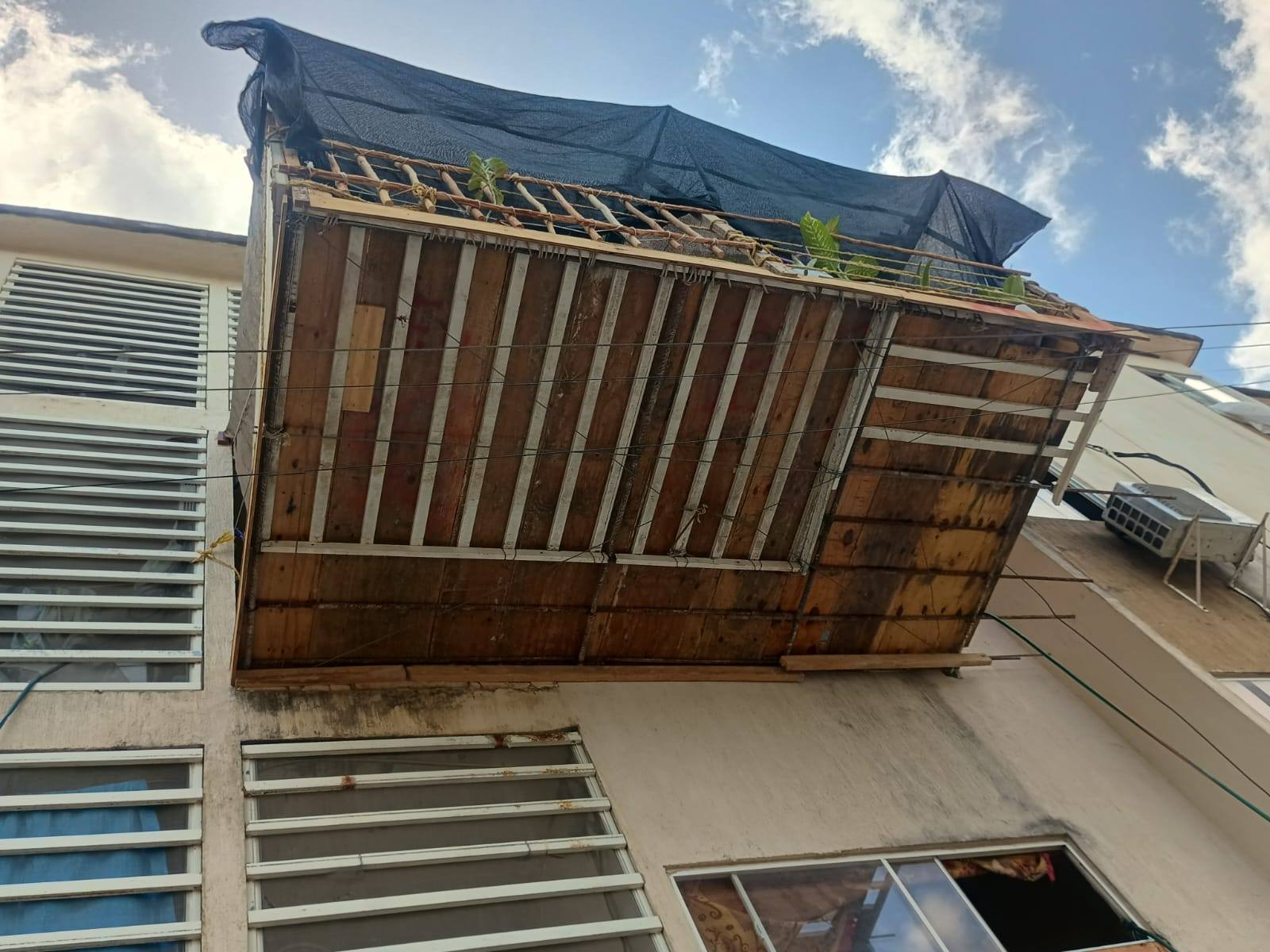 Un balcón improvisado con tablas y sogas se viraliza en redes y pone en alerta a autoridades de Cancún