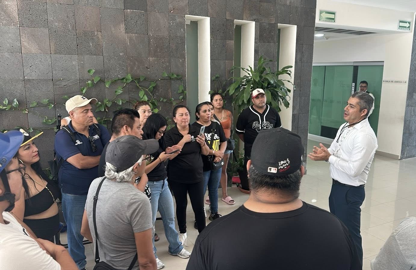 Vecinos de Playa del Carmen se manifiestan en la CFE tras más de un mes de apagones continuos