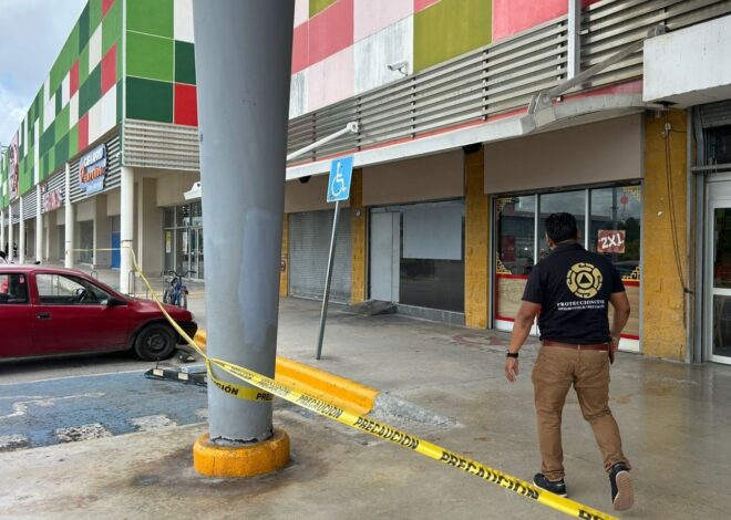 Protección civil detiene actividad en mi plaza Héroes y desaloja a trabajadores para inspeccionar estructura tras incendio.