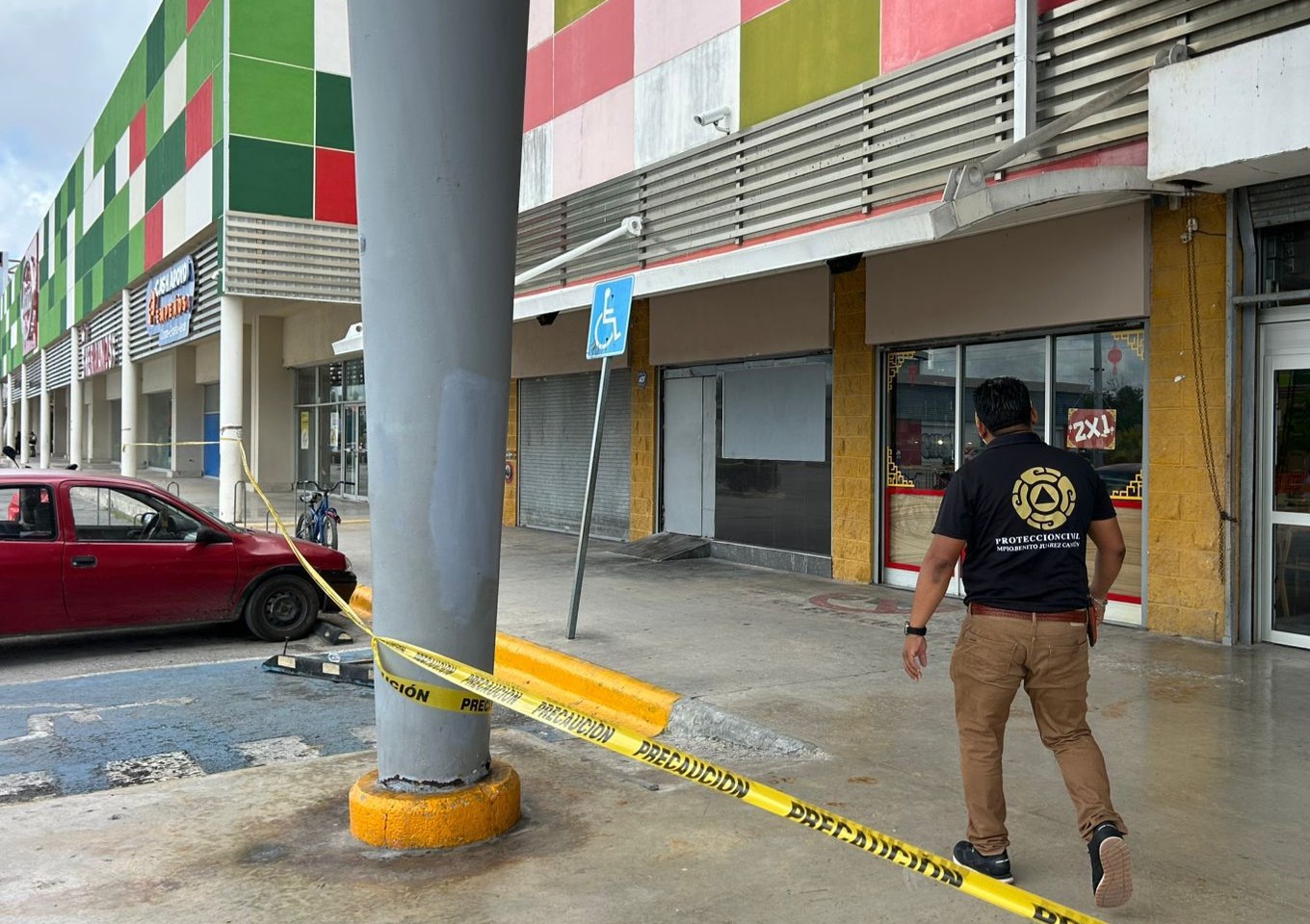 Protección civil detiene actividad en mi plaza Héroes y desaloja a trabajadores para inspeccionar estructura tras incendio.