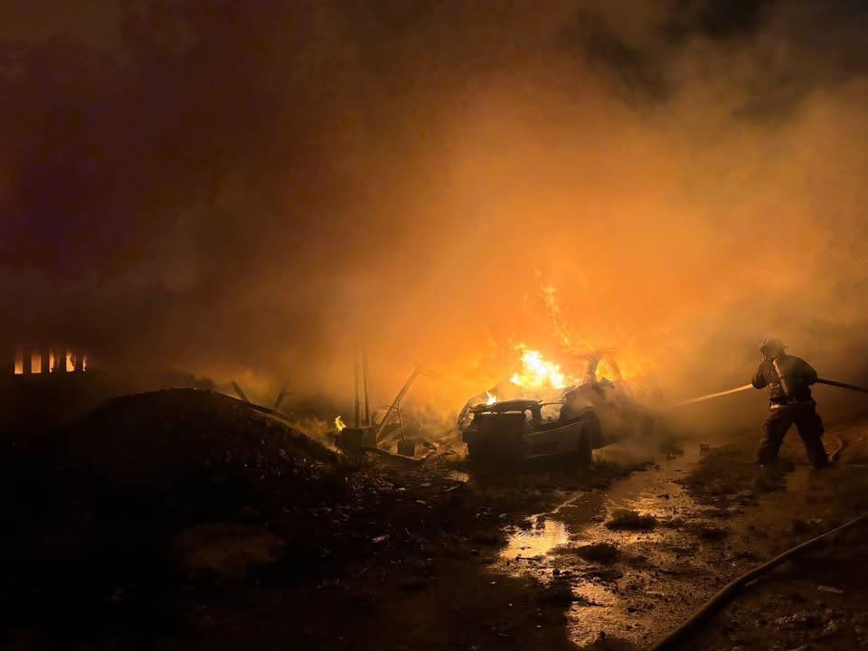 Incendio arrasa con casa y taller de carpintería en colonia irregular “La Jungla” de Cancún; familia lo pierde todo.