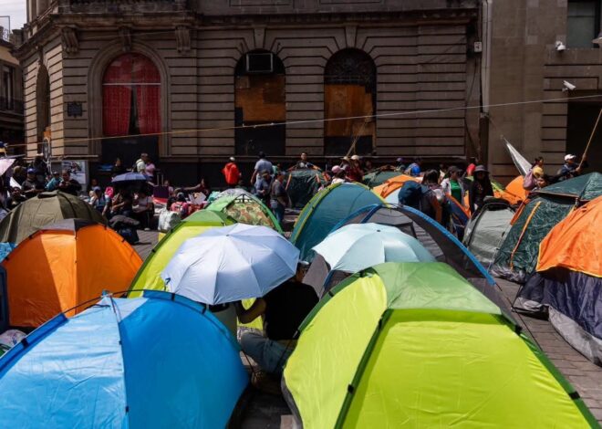 CNTE instala plantón en calles del Centro Histórico tras enfrentamientos