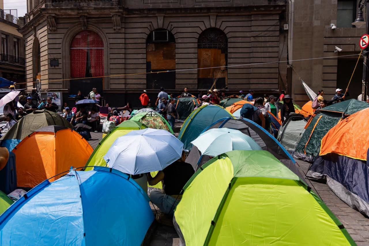 CNTE instala plantón en calles del Centro Histórico tras enfrentamientos