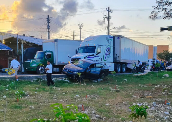 Se quiso volar el semáforo y terminó en la banqueta en Cancún
