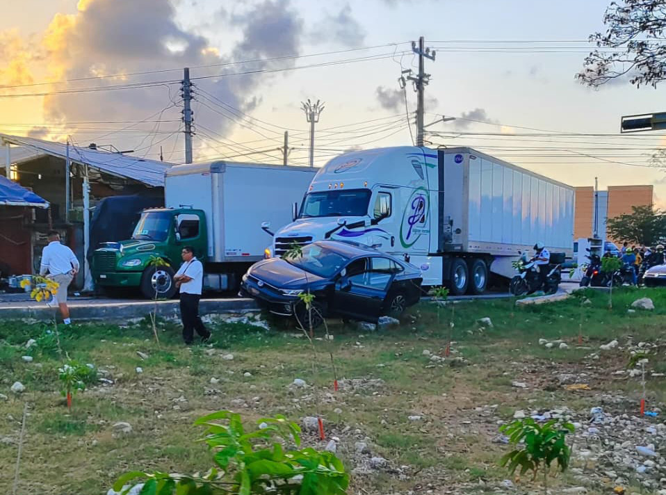 Se quiso volar el semáforo y terminó en la banqueta en Cancún