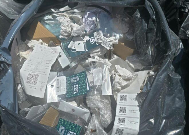 Denuncian a trabajadores del Tren Maya por tirar basura en la vía Tulum-Cobá