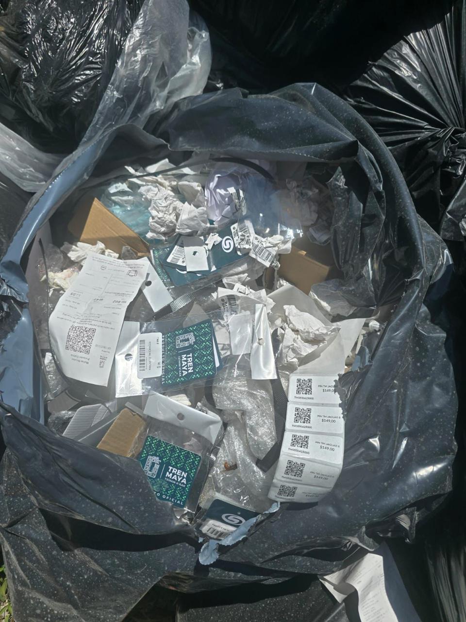 Denuncian a trabajadores del Tren Maya por tirar basura en la vía Tulum-Cobá