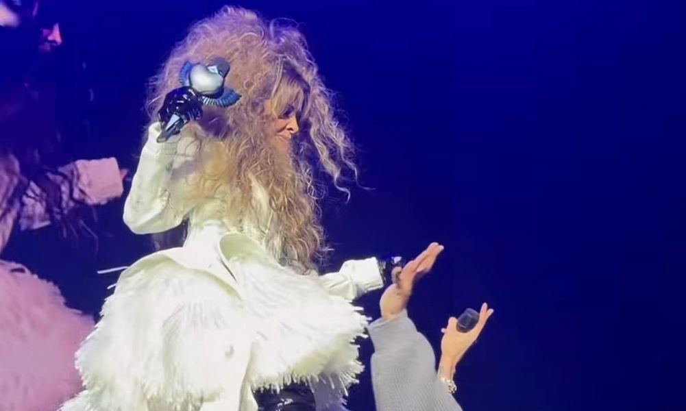 Peso Pluma invitó a Gloria Trevi a cantar con él en concierto