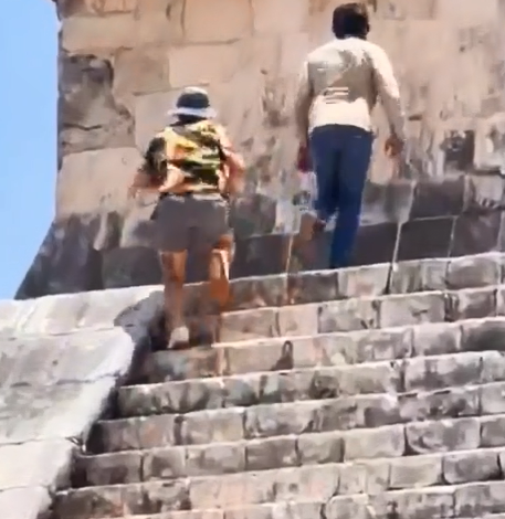 Escalan turistas la pirámide de Kukulcán en medio del conflicto y falta de vigilancia en Chichén Itzá.