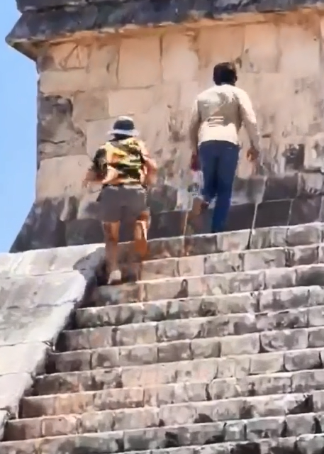 Escalan turistas la pirámide de Kukulcán en medio del conflicto y falta de vigilancia en Chichén Itzá.