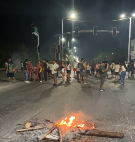 Vecinos de Palmas 1 en Playa del Carmen, bloquean avenidas por apagones.